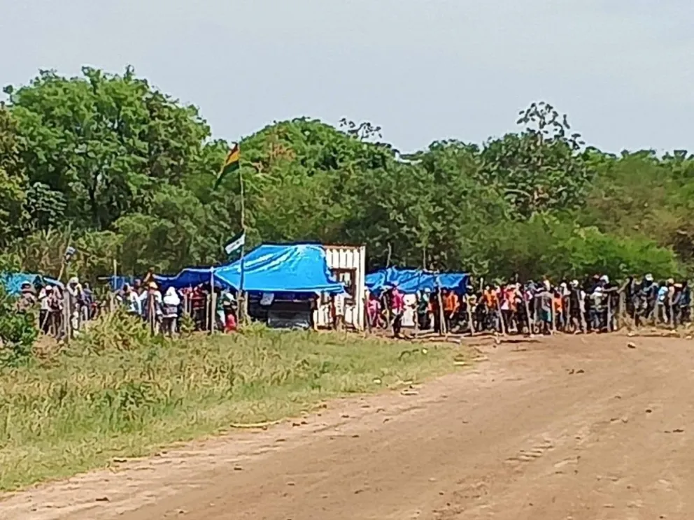 Al menos un centenar de personas tomó el predio Patujú durante la madrugada de este viernes. Foto: RRSS