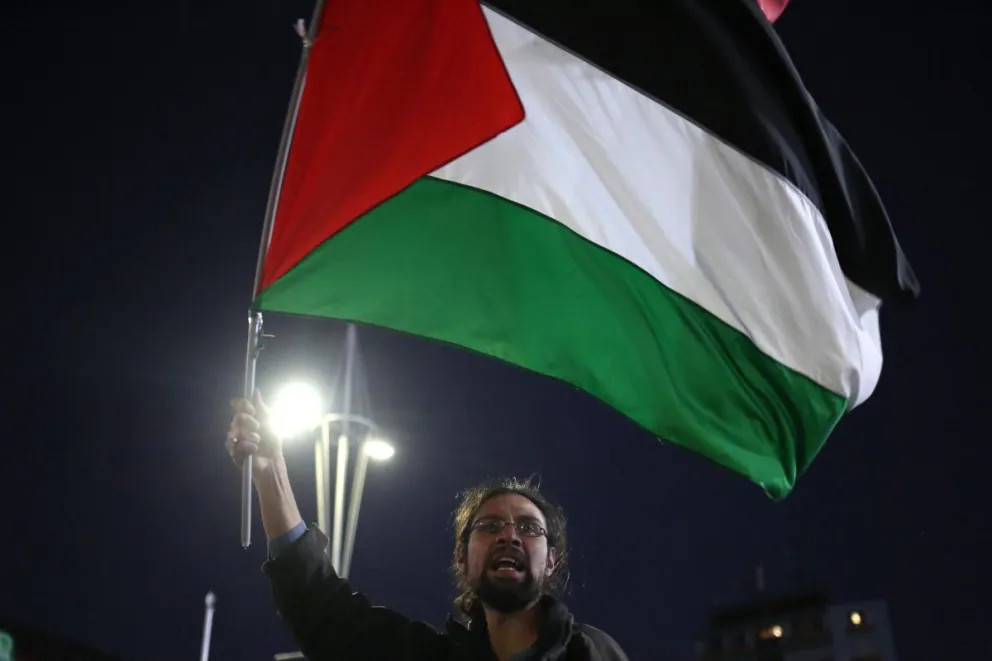 Una persona participa en un plantón exigiendo la liberación de los tripulantes de la Global Sumud Flotilla este viernes, en La Paz. Foto: EFE