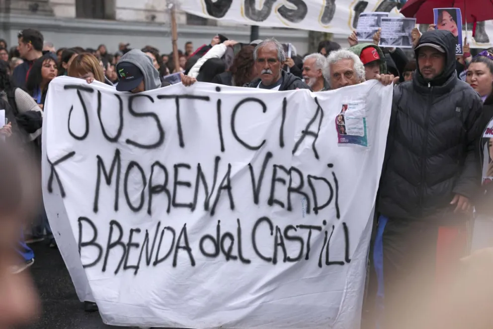 Una manifestación por el feminicidio de Brenda Loreley Del Castillo, Morena Verdi y Lara Morena Gutiérrez, en Buenos Aires. Foto: EFE 