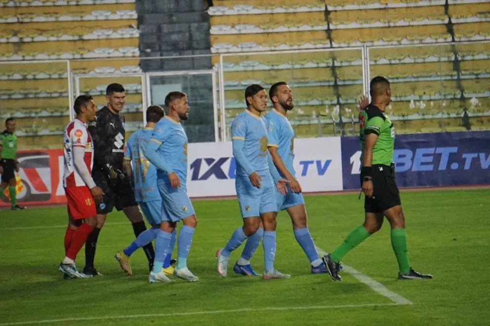 Los celestes discuten la decisión del juez del compromiso que perdieron en el Siles. Foto: APG