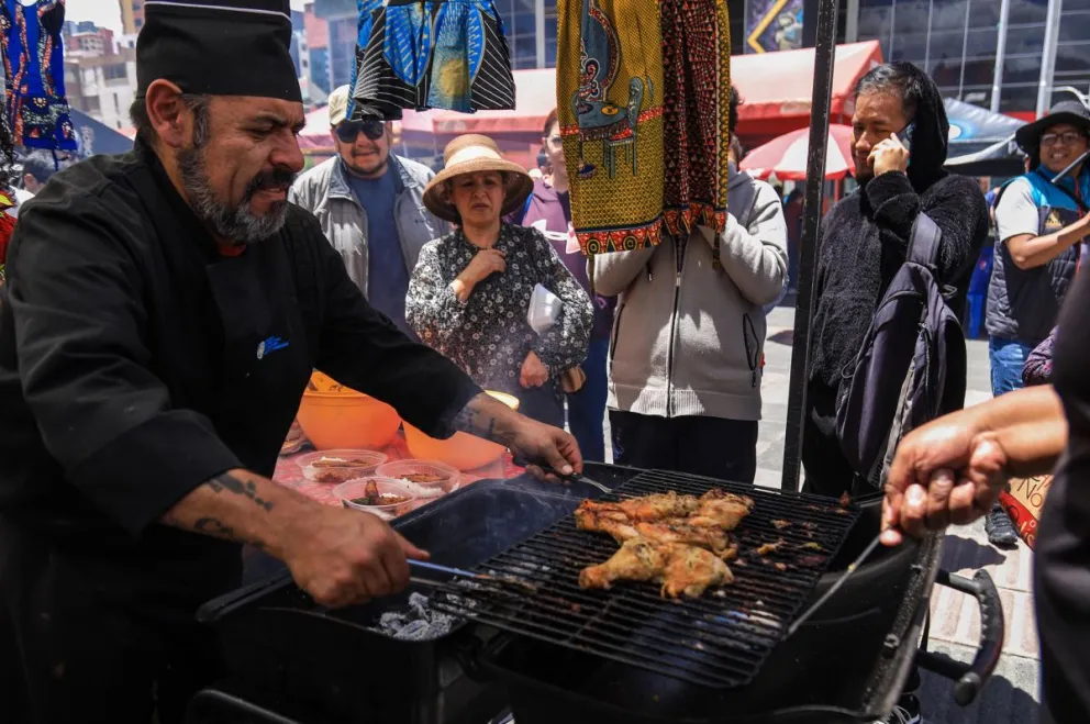 Un chef cocina durante el encuentro internacional "Sabores del mundo", el sábado, en La Paz. Foto: EFE