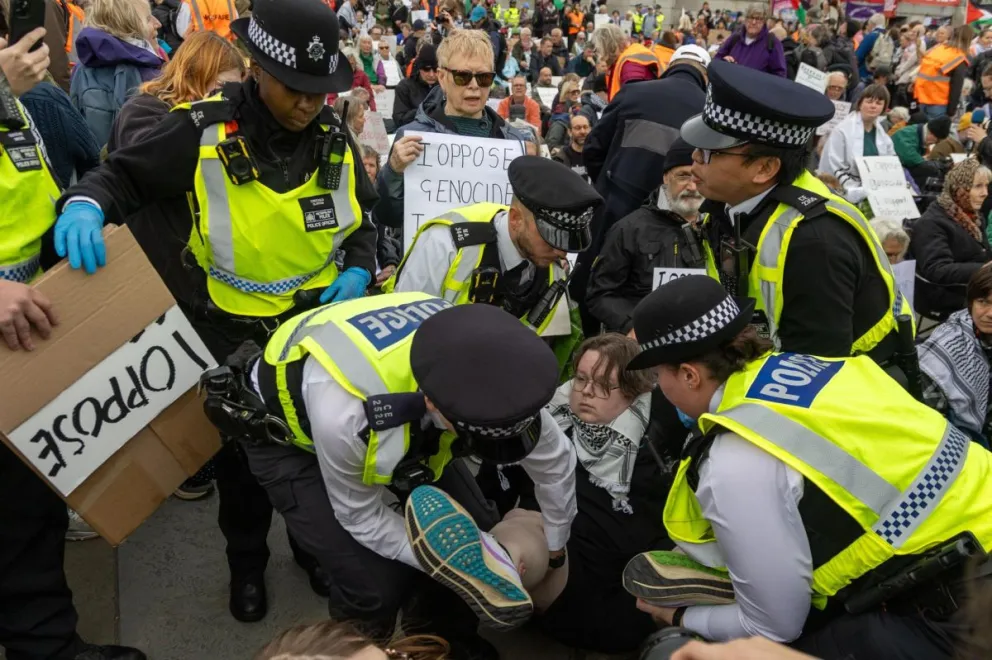 La policía británica arresta a participantes en una protesta este sábado en la plaza Trafalgar de Londres para expresar apoyo al grupo proscrito Palestine Action. Foto: EFE