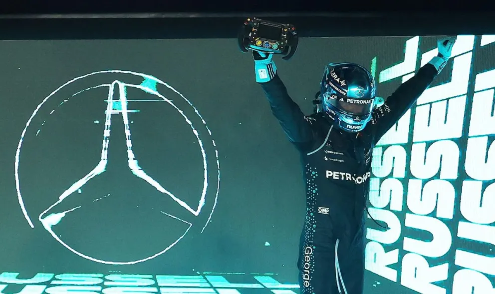 El inglés George Russell (Mercedes) festeja en el podio su triunfo en el Gran Premio de Singapur. Foto: EFE