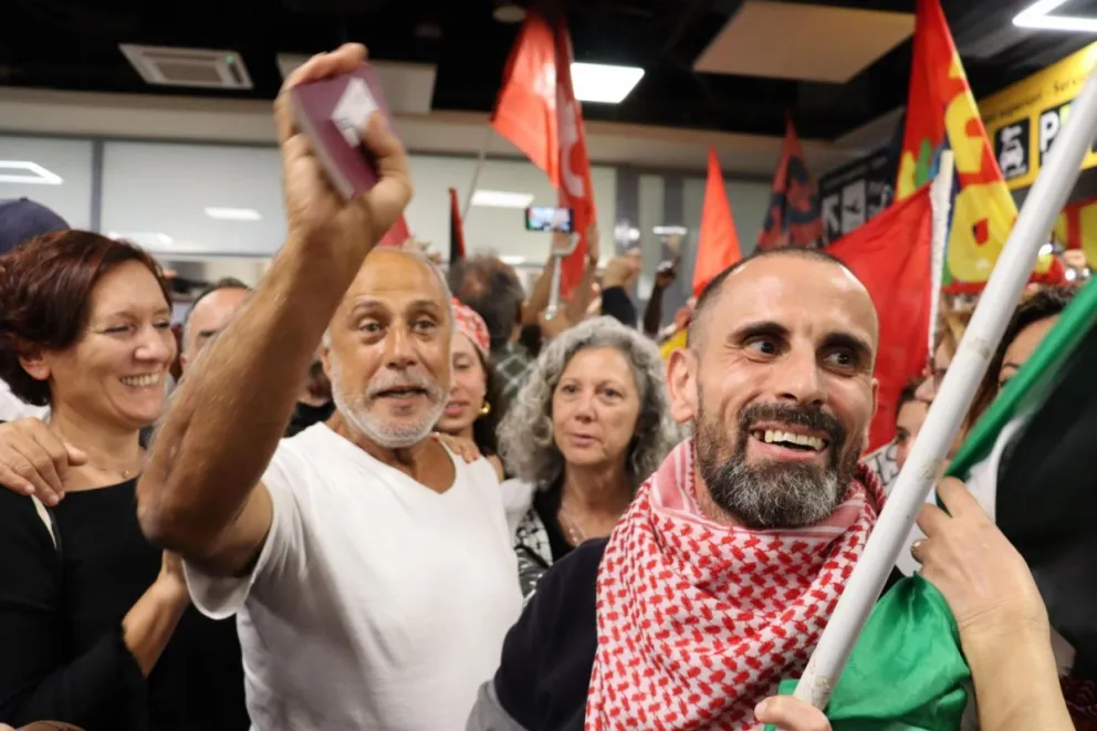 Un primer grupo de activistas italianos de la Global Sumud Flotilla, la noche de este sábado a su llegada al aeropuerto Fiumicino en Roma. Foto: EFE