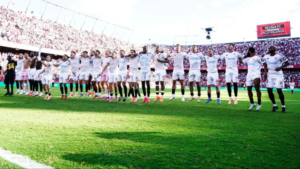 Jugadores del Sevilla festejan con su público el triunfo sobre el Barcelona. Foto: club Sevilla