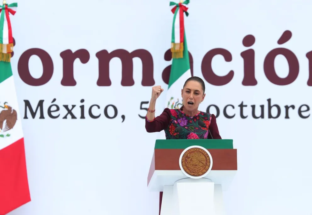 La presidenta de México Claudia Sheinbaum, habla durante la conmemoración de su primer año de gobierno este domingo, en el Zócalo de la Ciudad de México (México). Foto: EFE