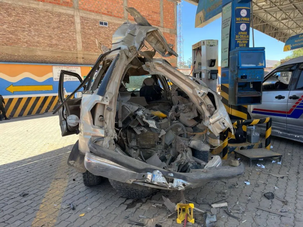 Así quedó la vagoneta que explotó en Cochabamba. Foto: RRSS