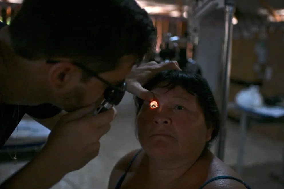 Un oftalmólogo voluntario hace un examen a un indígena el 29 de septiembre de 2025 en la Aldea Kamayurá, del Parque Indígena Xingu, estado de Mato Grosso (Brasil). Foto: EFE