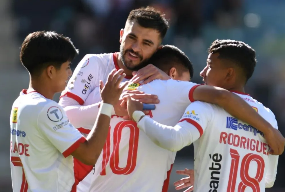 Jugadores de Always Ready festejan el primer gol frente a Aurora, que fue convertido por Héctor Bobadilla. Foto: Agencia Marka Registrada