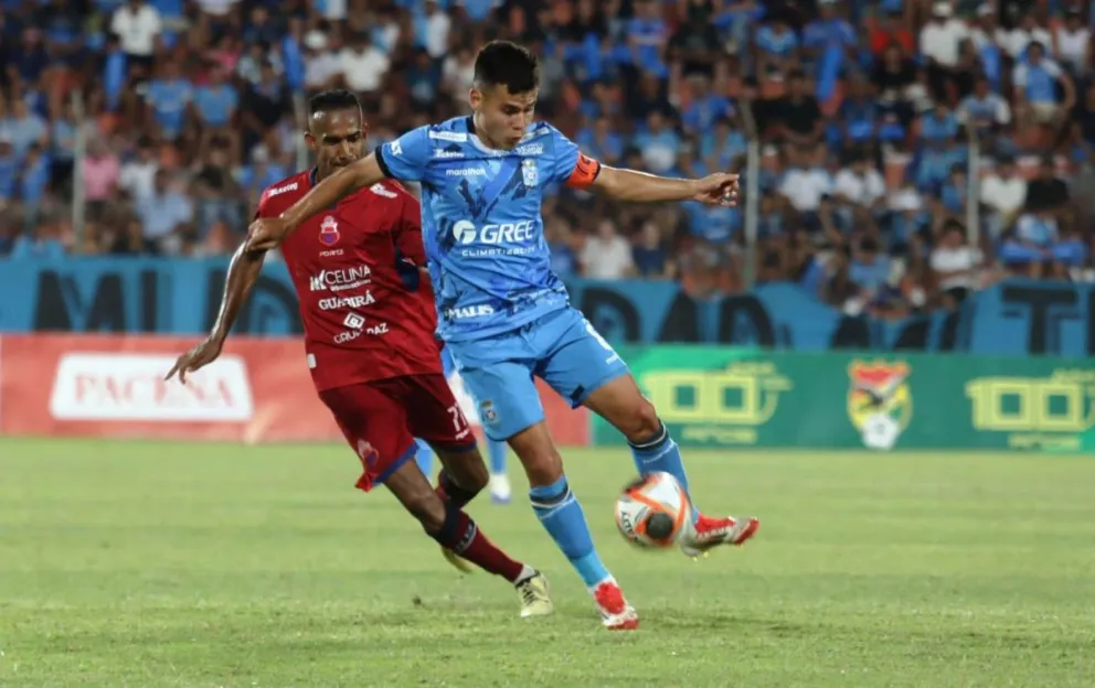 Una incidencia del encuentro disputado en el estadio Gilberto Parada. Foto. Marka Registrada