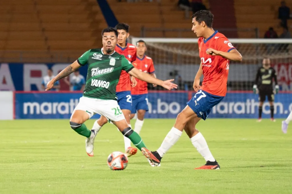 Una incidencia del partido que jugaron Wilstermann y Oriente Petrolero en el Félix Capriles. Foto: Agencia Marka Registrada