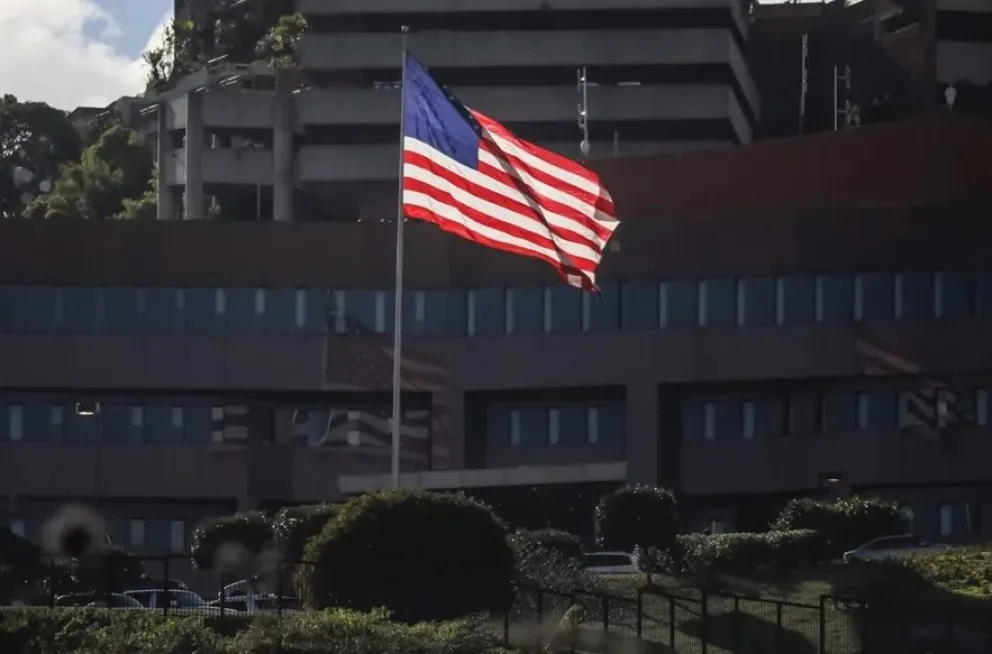 Una bandera de Estados Unidos en la sede de su embajada en Caracas. Foto: EFE