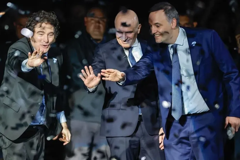 Javier Milei, junto a José Luis Espert (centro), y el vocero de la Presidencia, Manuel Adorni. Foto: EFE