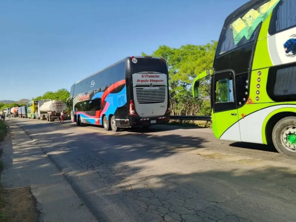 Buses varados en la vía por el bloqueo. Foto: FMecologica-BOLIVIA