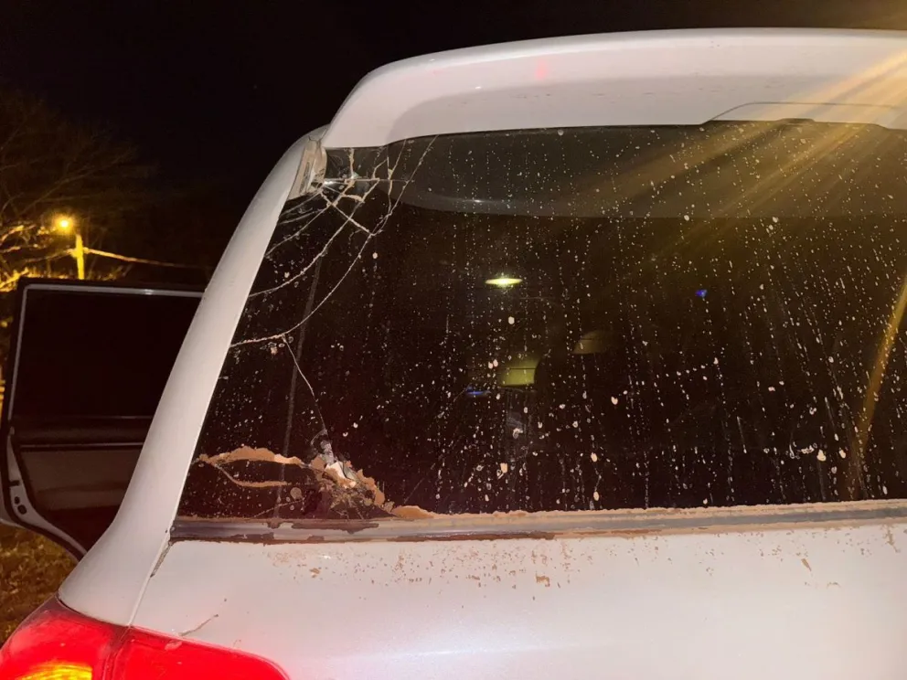 Un vehículo que presuntamente fue atacado en el avasallamiento. Foto: El Capi del Agro