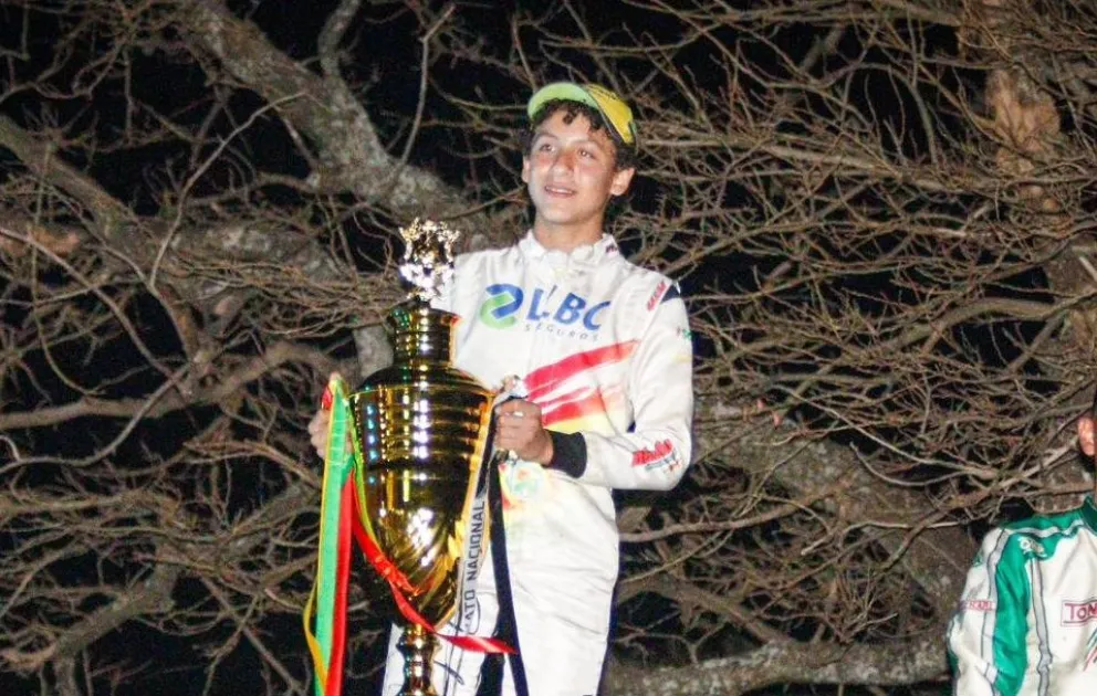 Lucas Careaga con su trofeo de campeón nacional 2025. Foto: Jordy Ugarte.