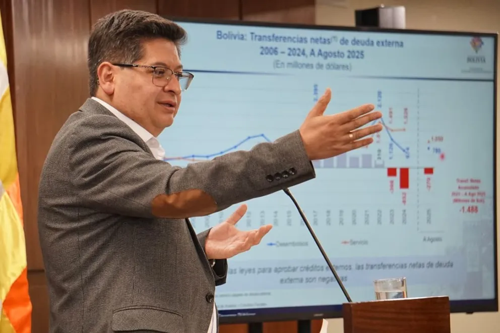 El ministro de Economía, Marcelo Montenegro, en conferencia de prensa, este lunes. Foto: APG