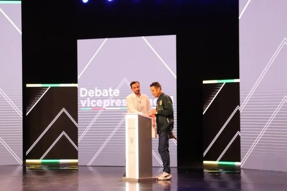 La imagen publicada por Velasco, saludando a Edman Lara.