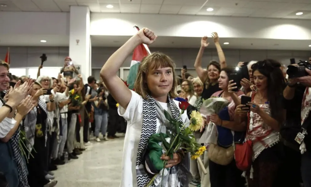Greta Thunberg este lunes en el  aeropuerto internacional griego Eleftherios Venizelos en Spata, cerca de Atenas. Foto: EFE