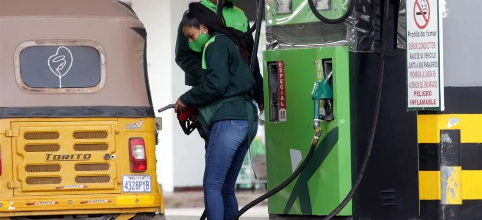 Cargando combustible en una estación de servicio. FOTO: Casdecocruz