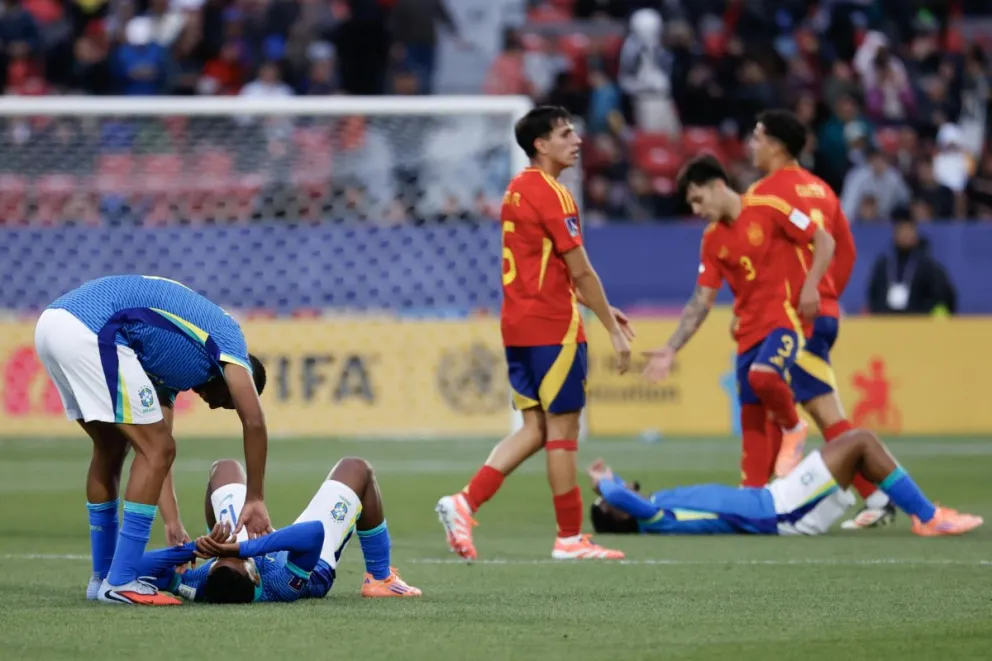 Los jugadores de Brasil se lamentan tras perder con España y ser eliminados del Mundial Sub-20. Foto: EFE