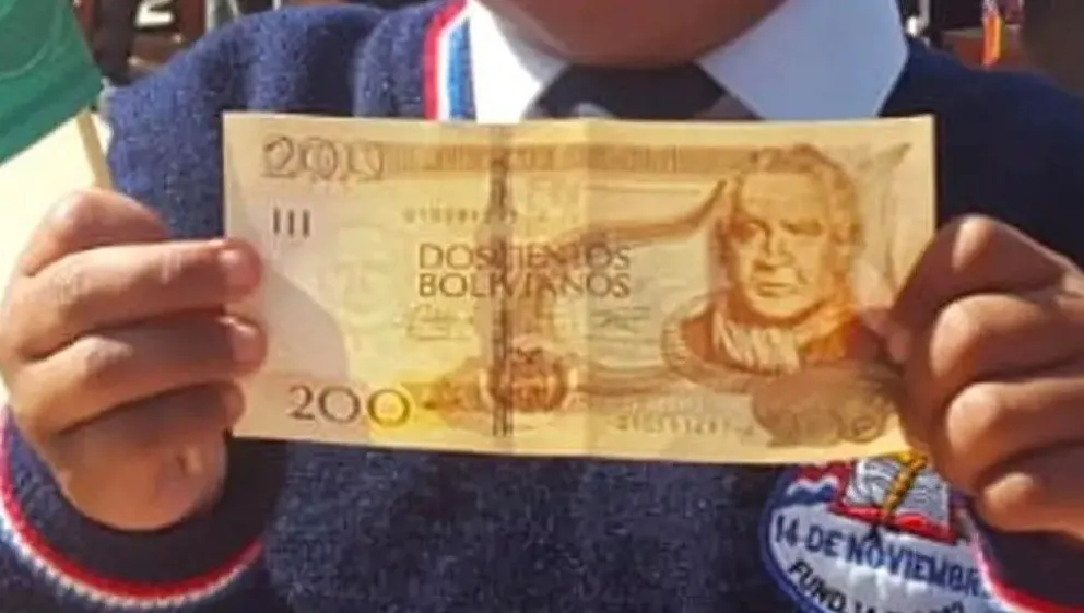 Niños muestran el bono recibidos. FOTO: ABI