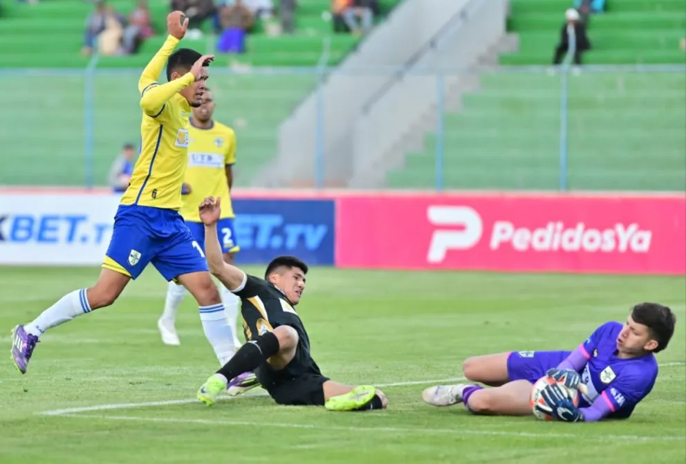 Fabián Pereira, el arquero de ABB, evita la caída de su arco ante la arremetida de Luis Alí de Real Oruro. Foto: Agencia Marka Registrada