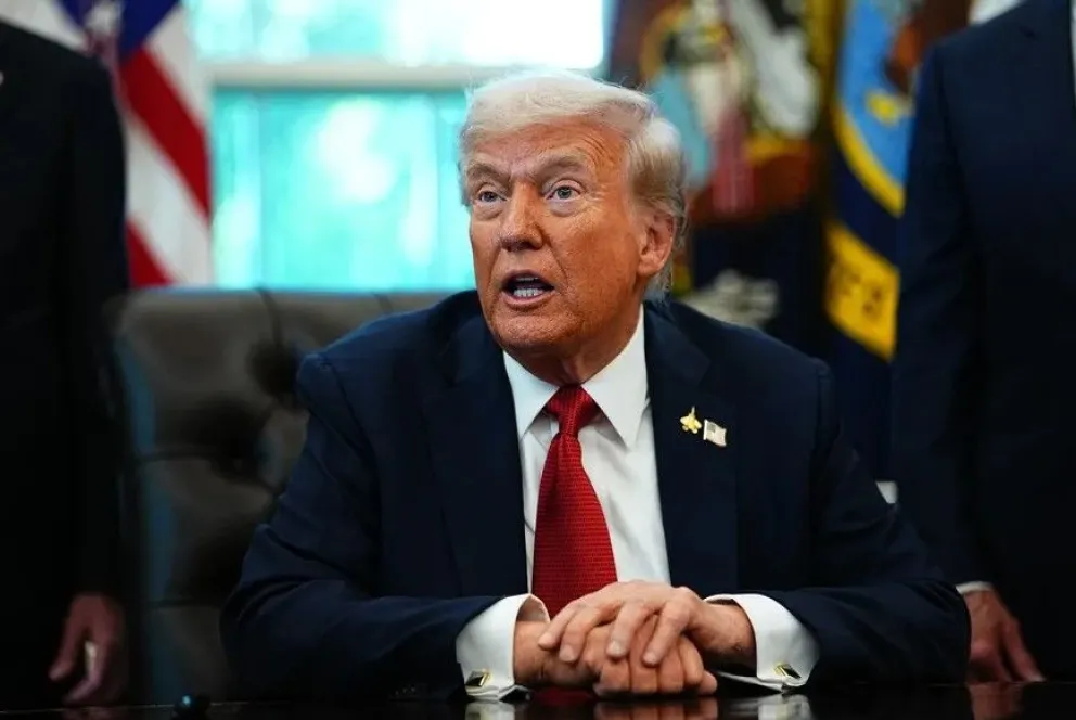 El presidente de Estados Unidos, Donald Trump, habla en el Despacho Oval, este 6 de octubre de 2025, en Washington. Foto: EFE