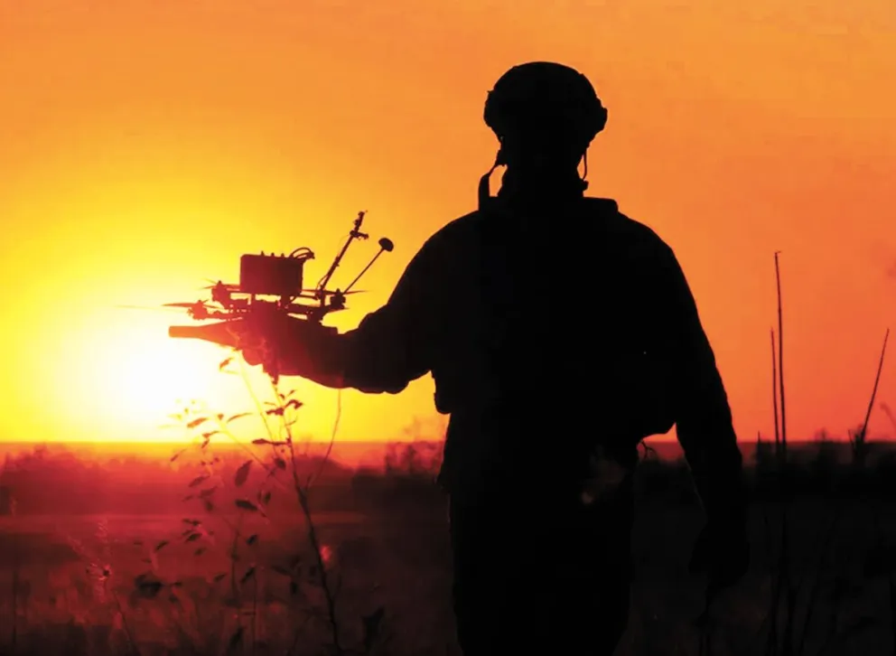 Un soldado ucraniano opera un dron, en Zaporiyia. Foto: EFE 