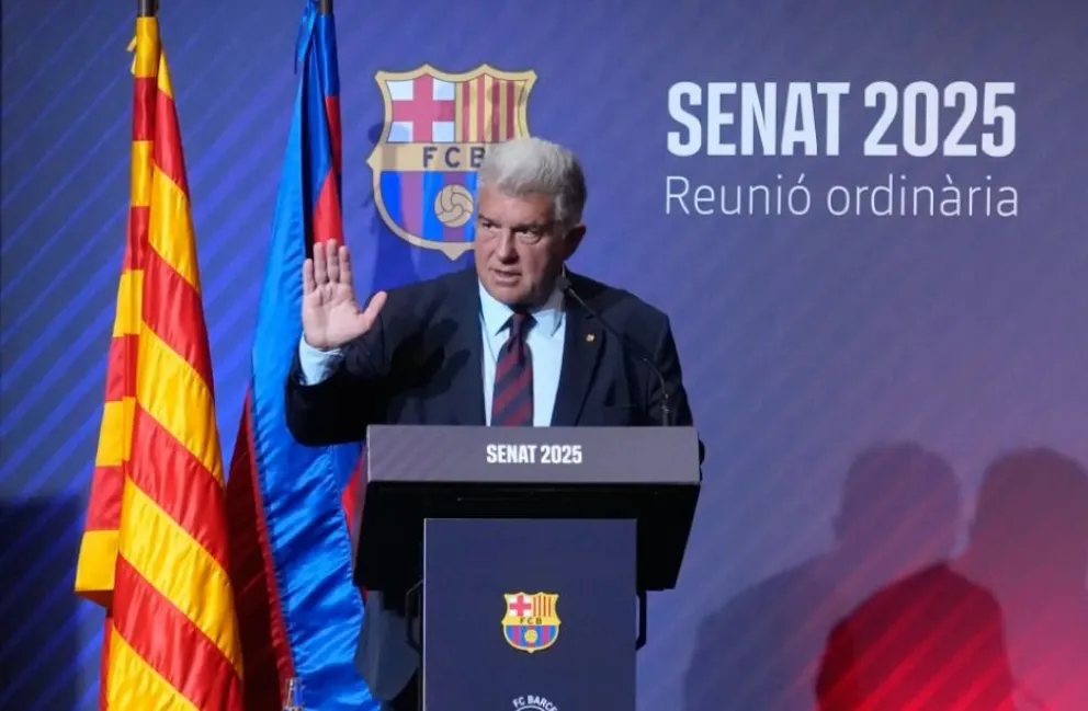 El presidente del Barcelona, Joan Laporta, durante su intervención en la reunión ordinaria del Senado del club catalán. Foto: EFE.