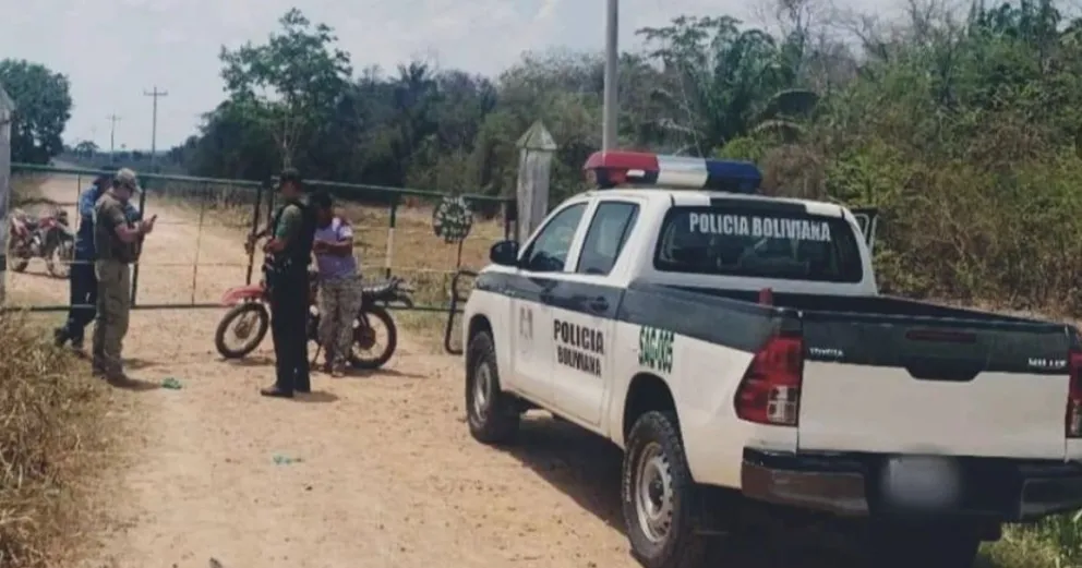 La policía, este martes, en puertas del predio tomado por los avasalladores. Foto: RRSS