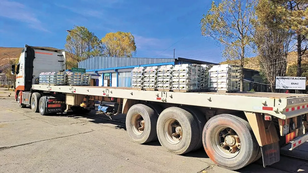 Camión con carga de lingotes de estaño para la exportación. Foto: EMV 