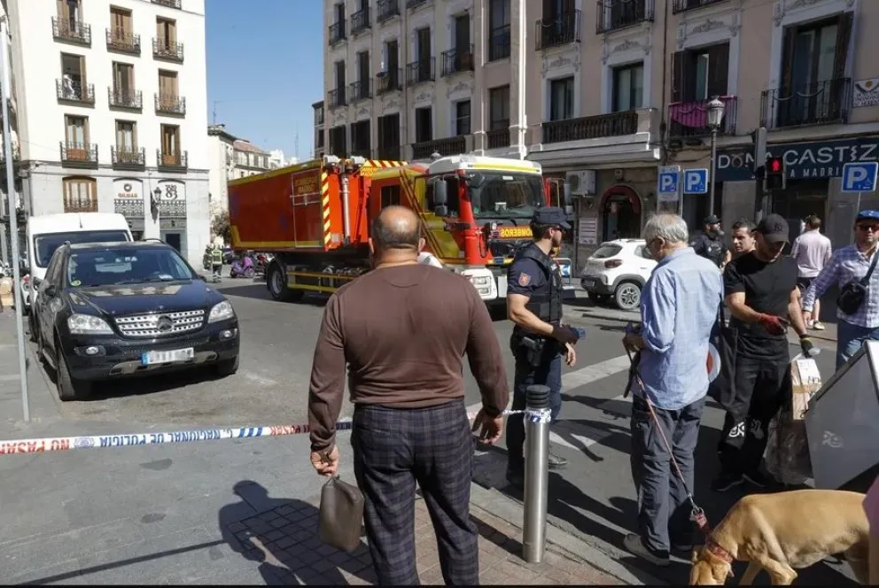 Guías caninos y drones de la Policía Municipal trabajan para encontrar posibles personas atrapadas. Foto: :EFE