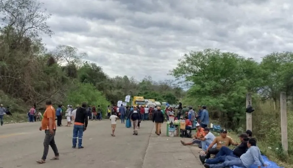 Una parte del bloqueo en Abapó, el conflicto inició hace casi una semana. Foto: Radio Santa Cruz