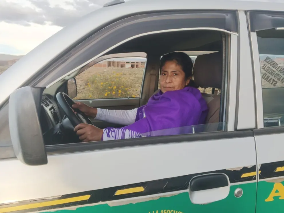 Una mujer chofer en uno de los vehículos que ofrece el servicio. Foto: Central de Mujeres Productivas Emprendedoras El Alto
