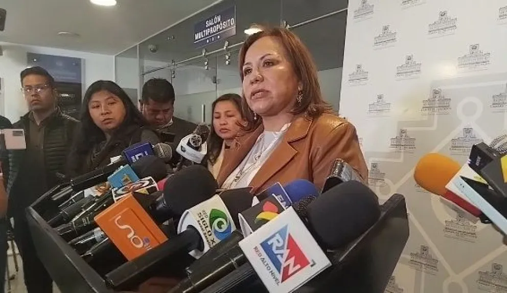 La diputada Esther Góngora en conferencia de prensa