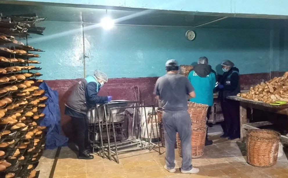 Funcionarios municipales verifican el peso de las hogazas. FOTO: AMUN 