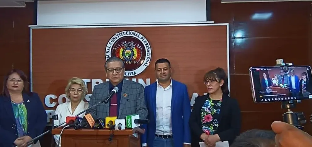 El presidente del Tribunal Constitucional Plurinacional (TCP), Gonzalo Hurtado, junto a otros magistrados, en conferencia de prensa. Foto: TCP