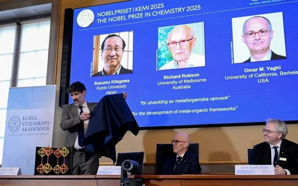 Los premios Nobel de Química 2025 Susumu Kitagawa, Richard Robson y Omar M. Yaghi. Foto: EFE