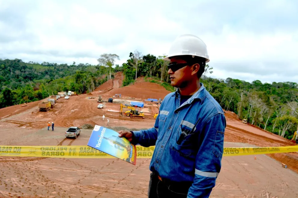 Un técnico de YPFB supervisa los trabajos en el campo Mayaya. Foto: YPFB