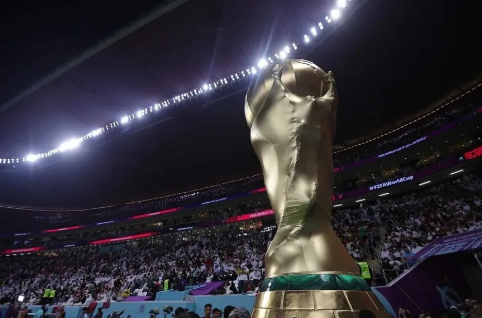Vista de una réplica gigante del trofeo de la Copa Mundial de Fútbol. Foto: EFE.