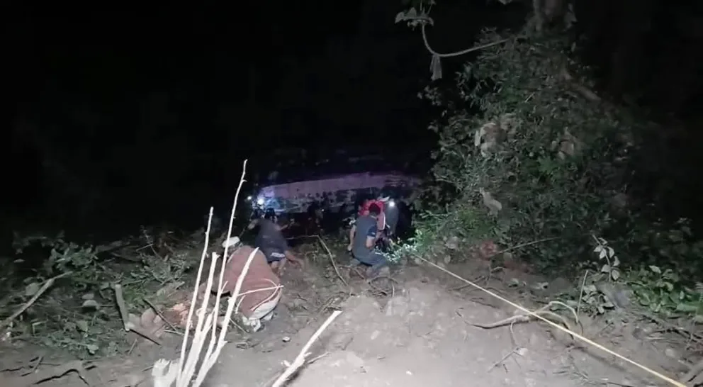 EL bus luego del embarrancamiento. Foto: Red Huaycheña