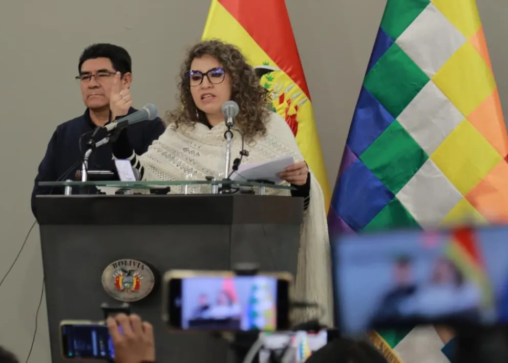 Los ministros de Educación y Salud, este miércoles durante el aviso. Foto: APG