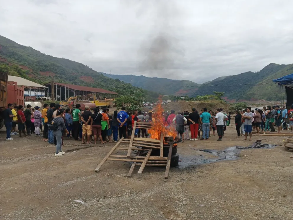 Vecinos de Tipuani, este miércoles durante la protesta. Fotos: "SOMOS Tipuaneños"