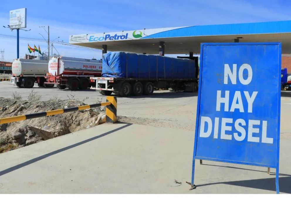 Una estación de servicio de El Alto, con un letrero de "No hay Diésel", en agosto de este año. Foto: APG