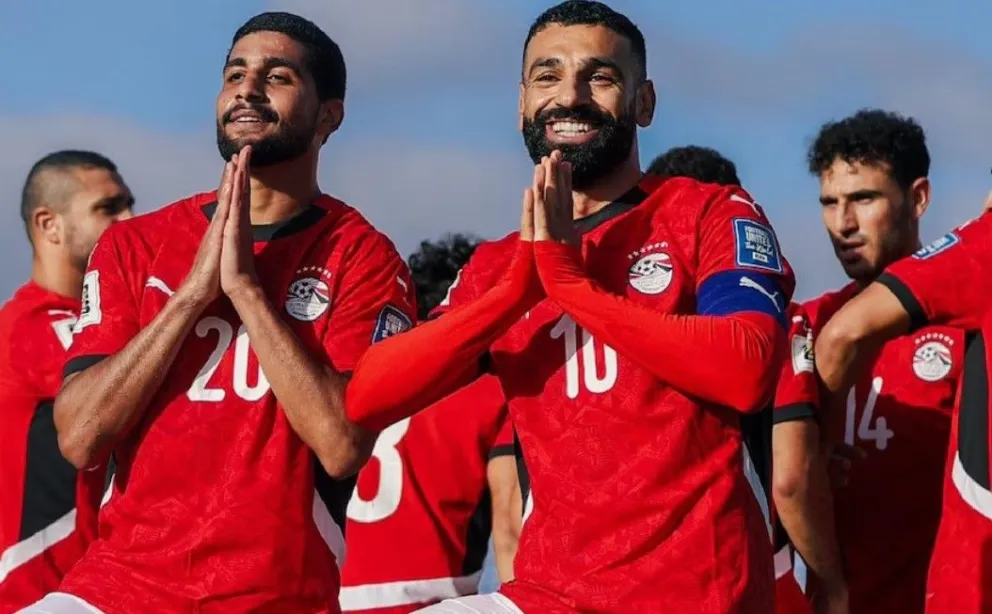 Salah, a la derecha, celebra el gol que anotó para su seleccionado: Foto: Marca