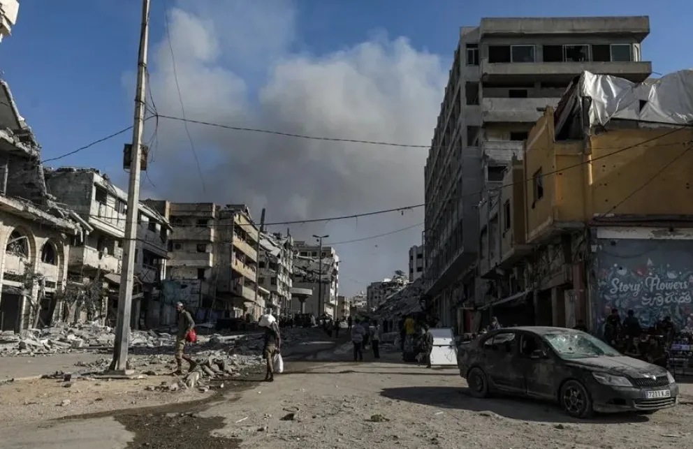 Una nube de humo tras un bombardeo israelí en un campo de refugiados en Gaza. Foto: EFE