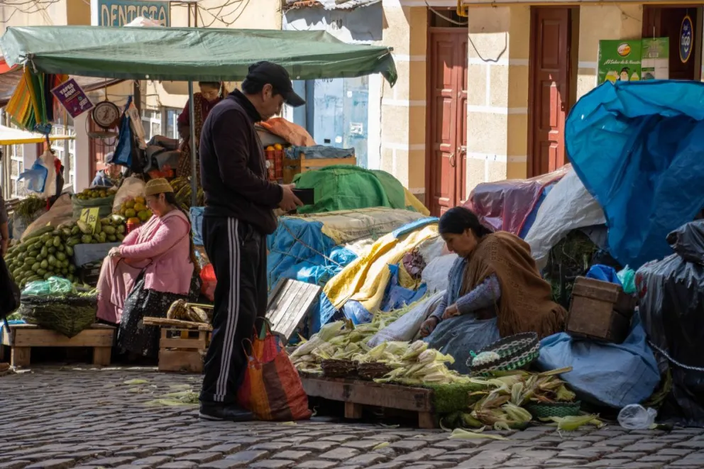 Una persona compra en una feria en la Paz. FOTO: CMSA-LPZ