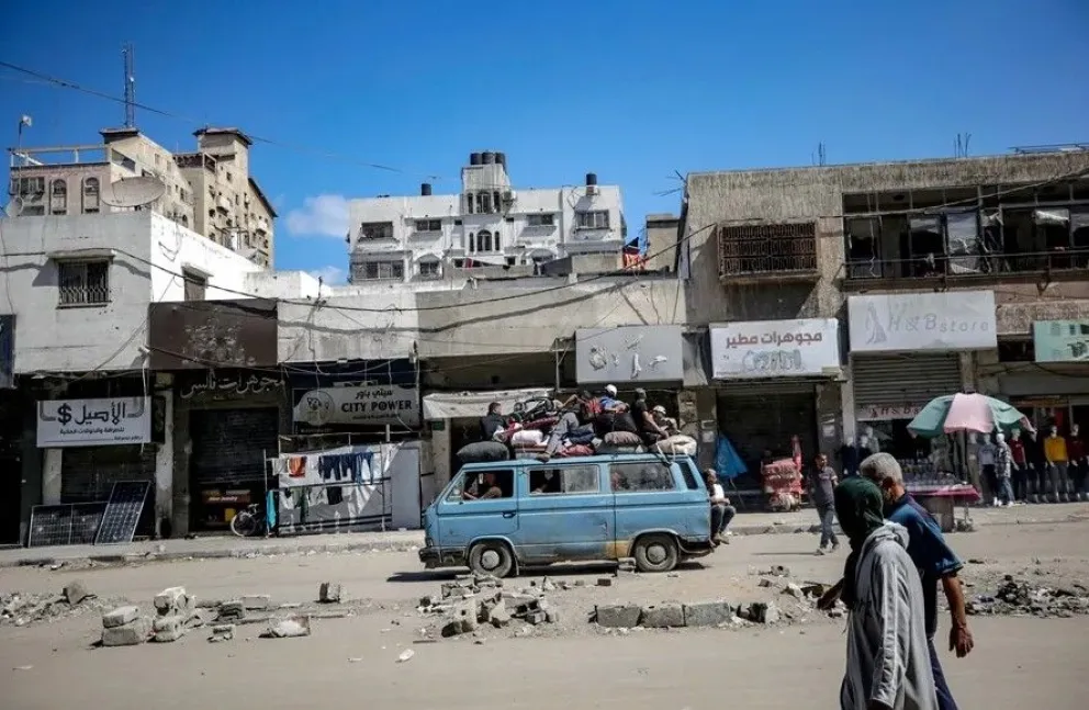Palestinos desplazados internos evacuan la ciudad de Gaza hacia el sur durante una operación militar israelí en la ciudad de Gaza, Franja de Gaza, el 1 de octubre de 2025. Foto: EFE