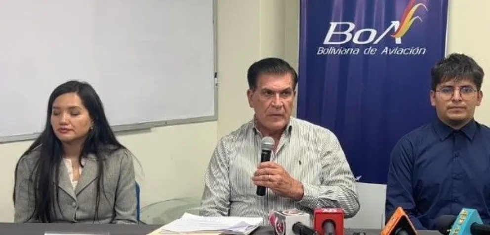 El gerente de la empresa Mario Borda (centro) en una conferencia de prensa. Foto: ABI